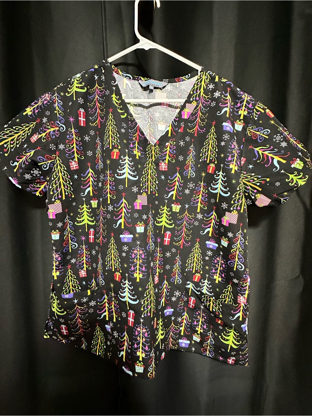 Serene Uniform scrub top XL black with colorful trees and presents